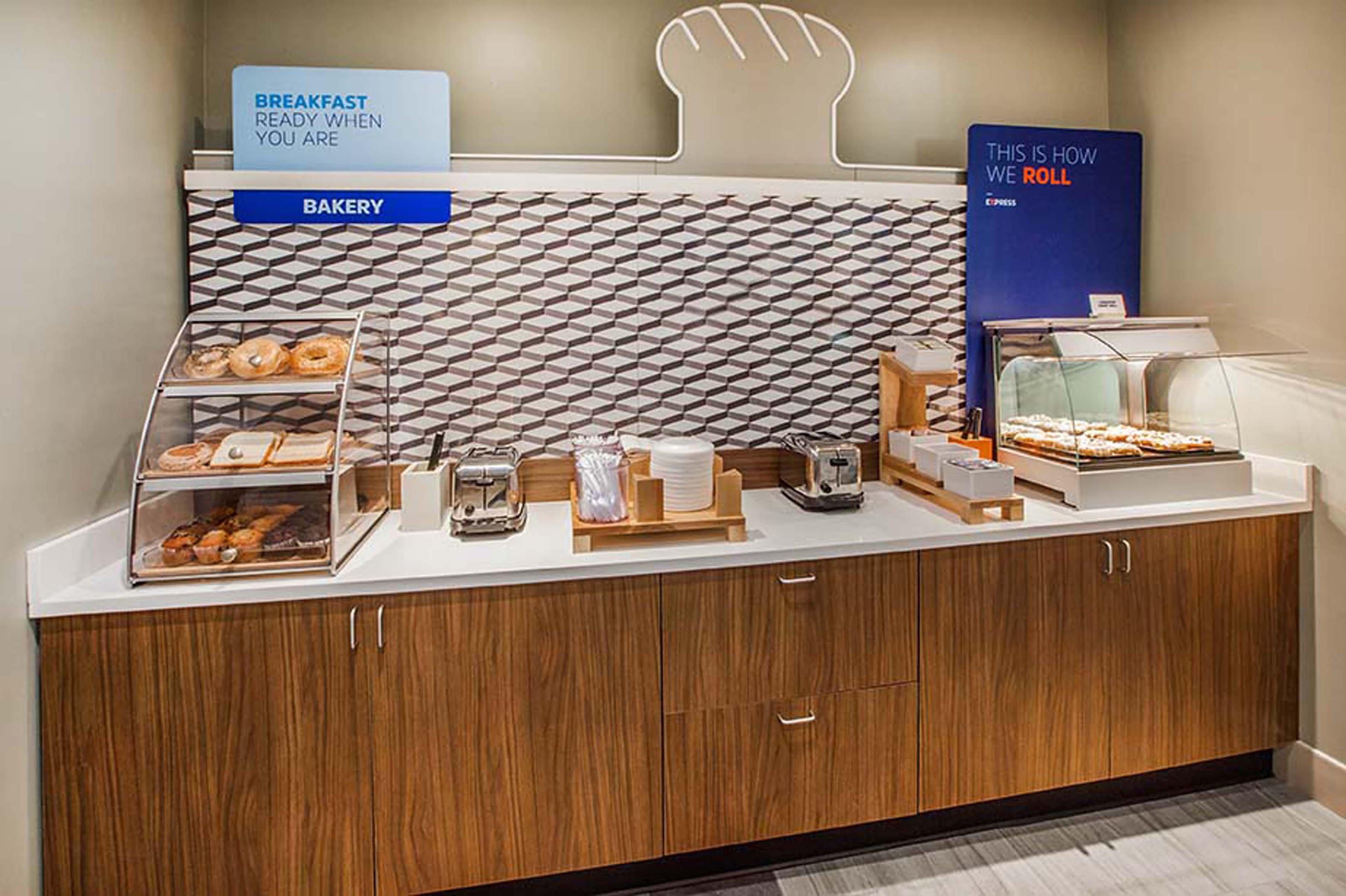 Holiday Inn Express Fresno Northwest - Herndon By Ihg Екстериор снимка